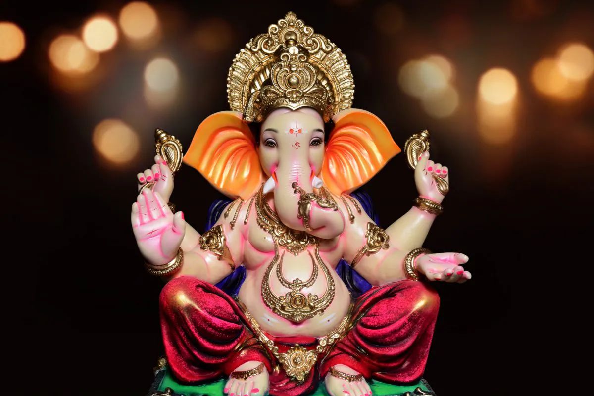फक्त गणेश चतुर्थीला चंद्रदर्शन वर्जित आहे. या दिवशी चंद्रदर्शन केले तर चोरीचा आळ येतो, असे म्हणतात. 