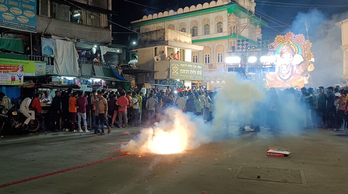 नाशिकचा मानाचा राजा महागणपतीचा आगमन सोहळा सोमवारी रात्री उशिरा मोठ्या उत्साहात आणि धूमधडाक्यात पार पडला. यावेळी सारडा सर्कल ते गाडगे महाराज पुतळा मेन रोडपर्यंत ढोल - ताशांच्या गजरात आणि आतिशबाजीत मिरवणूक काढण्यात आली होती. 