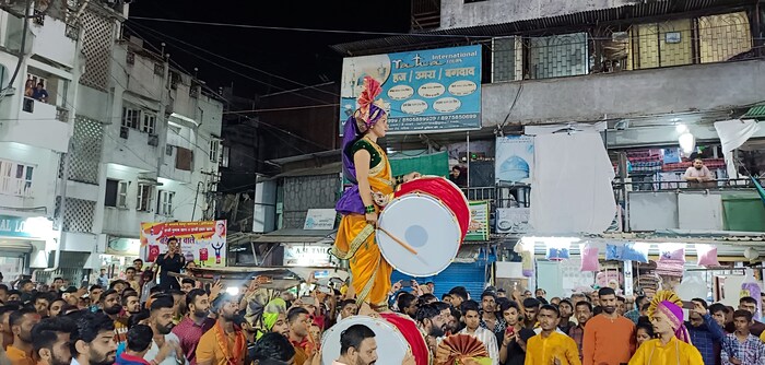  या मिरवणुकीत अनेक ढोल पथक,लेझिम पथक,पारंपरिक वेशभूषा करून सहभागी झाले होते. या साेहळ्यात सहभागी झालेल्या वादकांचे हाेणारे लयबध्द वादनाने सर्वांचे लक्ष वेधून घेतले हाेते.