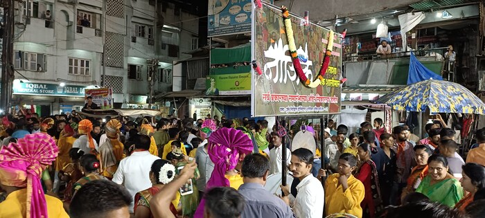 गणरायाच्या भव्य मूर्ती व आगमण साेहळ्याचे क्षणाचे छायाचित्र माेबाईलमध्ये टिपण्यासाठी भाविकांनी एकच गर्दी केली हाेती. यावेळी शेकडो भाविकांनी मिरवणुकीत सहभागी होत दर्शनाचा लाभ घेतला. 