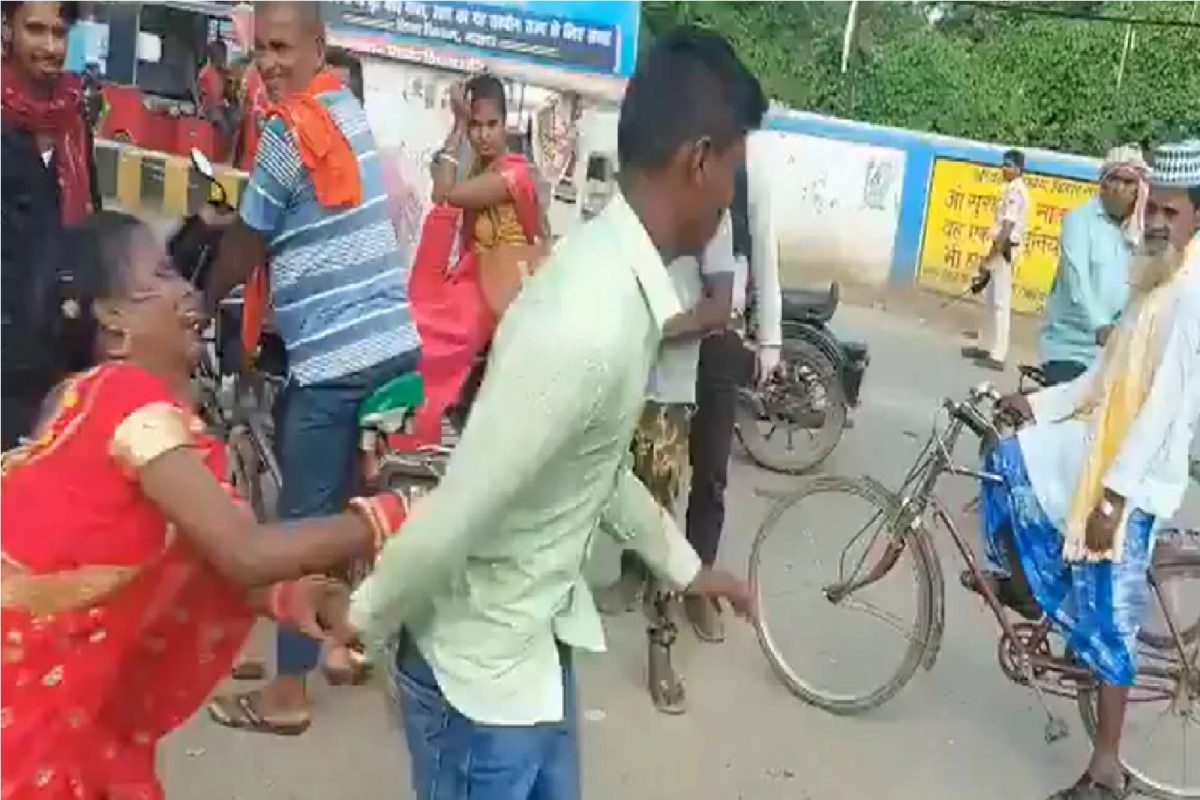 लग्नासाठी भररस्त्यातच तरुणीचा तरुणाकडे हट्ट.