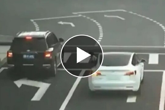 चालत्या कारमधून रस्त्यावरून पडली चिमुकली; मागून भराभर गाड्या आल्या आणि...; धक्कादायक VIDEO