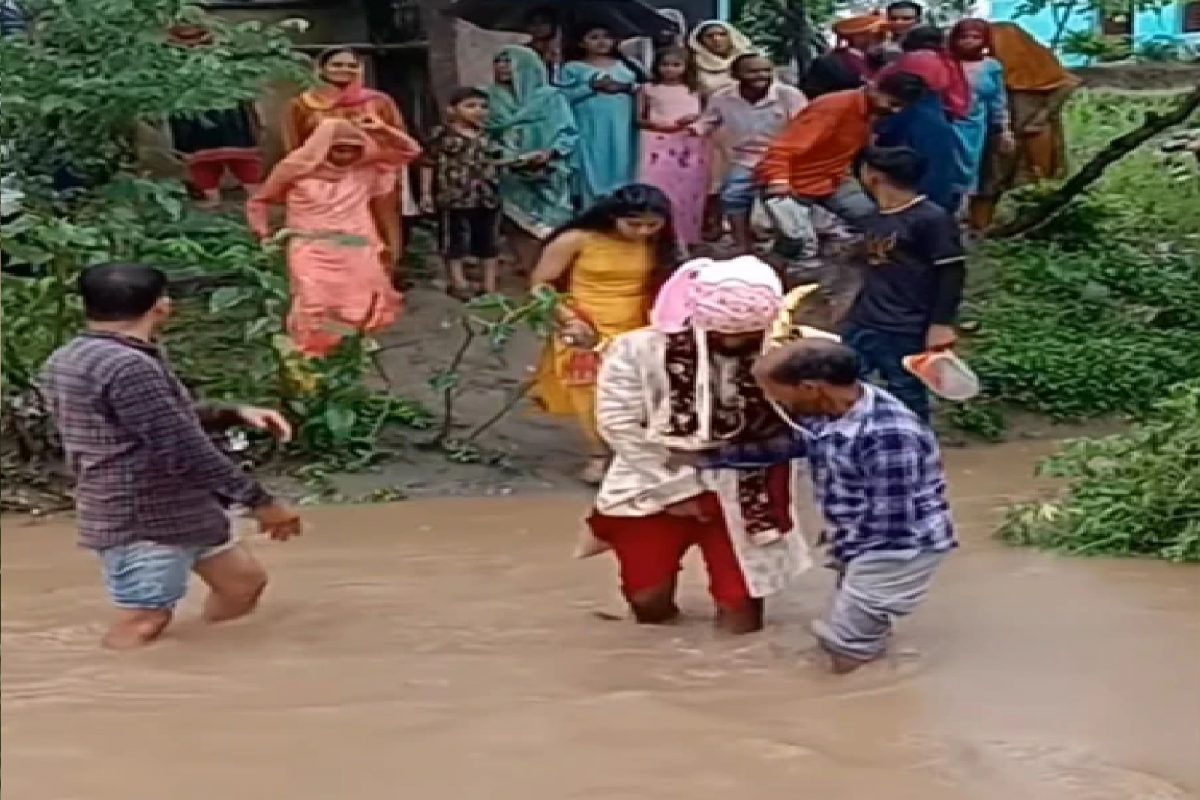 VIDEO - लग्नासाठी घेतली मोठी रिस्क! उतावळ्या नवरदेवाची वऱ्हाड्यांसह पुराच्या पाण्यात उडी
