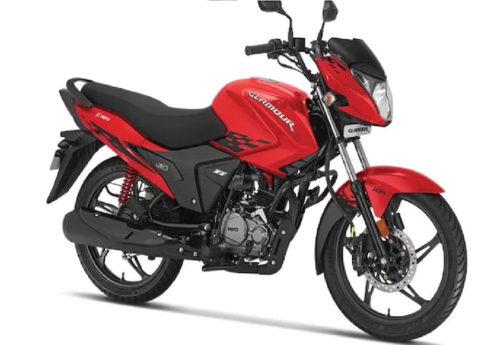 3. हीरो ग्लॅमर 125 -: हीरो मोटोकॉर्पने पुन्हा एकदा हीरो ग्लॅमर 125 लाँच केली आहे. नव्या लूकसह या बाइकमध्ये तुम्हाला 124.7 सीसी बीएस 6 इंजन मिळतं. जे 10.72 बीएचपी आणि 10.6 एनएम टार्क जनरेट करतो. या नव्या ग्लॅमरमध्ये तुम्हाला 13 लिटरची टाकी मिळते. या बाइकचं मायलेज हे 60 किमी असल्याचा दावा कंपनीने केला आहे. या बाइकची किंमत ही 76,500 ते ​​82,300 (एक्स-शोरूम, दिली) इतकी आहे. 6 रंगामध्ये ही गाडी उपलब्ध आहे. 
