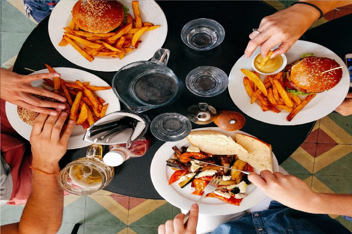 रेस्टॉरंटची तक्रार करणाऱ्या ग्राहकाला पोलिसांनी केली अटक (प्रतीकात्मक फोटो)