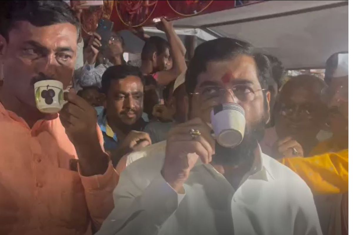 VIDEO: कार्यकर्त्याच्या आग्रहाखातर टपरीवर चहा प्यायला थांबले मुख्यमंत्री, बिल देताना म्हणाले...