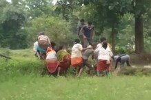 जमिनीच्या वादातून भावकीत मारामारी; कुऱ्हाडीने एकमेकांवर हल्ला, गोंदियातील Video जमिनीच्या वादातून भावकीत मारामारी; कुऱ्हाडीने एकमेकांवर हल्ला, गोंदियातील Video