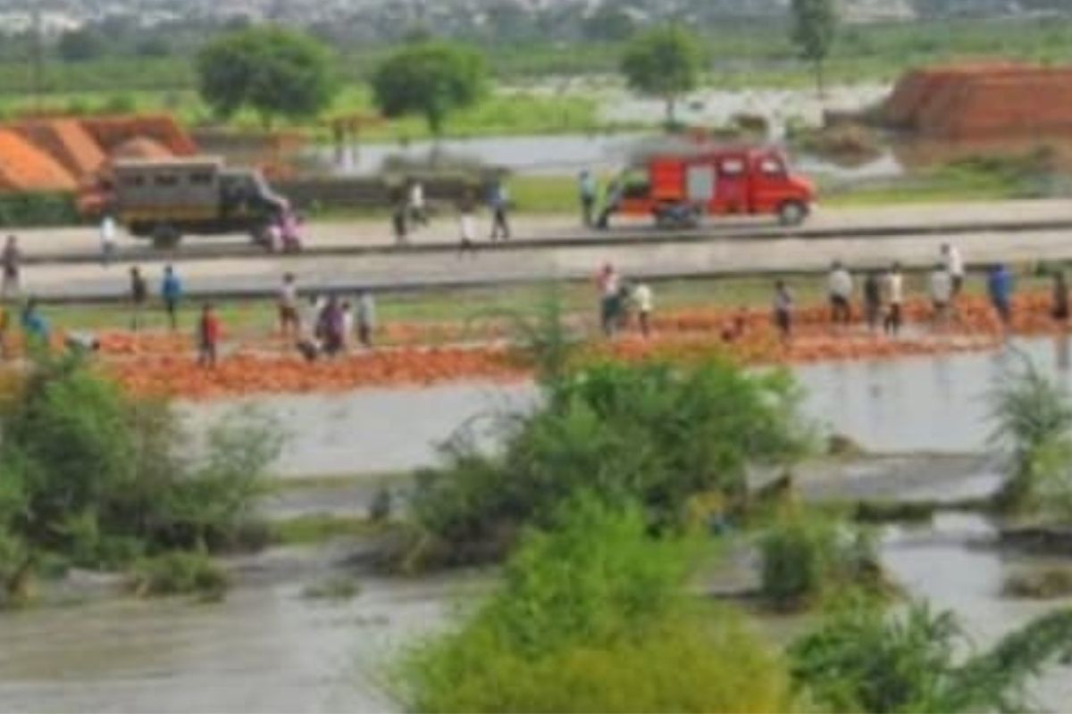 औष्णिक विद्युत केंद्राचा राखेचा तलाव फुटल्याच्या प्रकरणाची गांभीर्याने दखल, प्रशासनाची मोठी कारवाई
