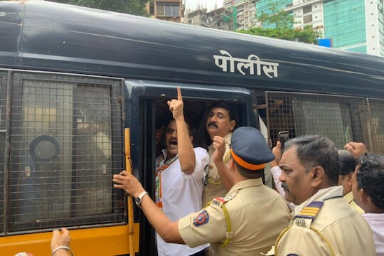 महागाईविरोधात काँग्रेसचा एल्गार; काँग्रेस नेत्यांची धरपकड, संजय निरुपम यांना पोलिसांनी घेतलं ताब्यात