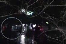 5 प्रवाशांसह पाण्यात वाहून गेली कार, मग..; पुण्यातील जोशी पुलावरील घटनेचा Video 5 प्रवाशांसह पाण्यात वाहून गेली कार, मग..; पुण्यातील जोशी पुलावरील घटनेचा Video