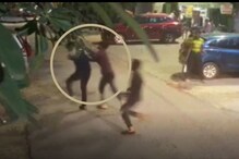 चाकूने सपासप वार करत तरुणाची हत्या, रस्त्यावर उभा राहून बघत राहिले लोक, Video चाकूने सपासप वार करत तरुणाची हत्या, रस्त्यावर उभा राहून बघत राहिले लोक, Video