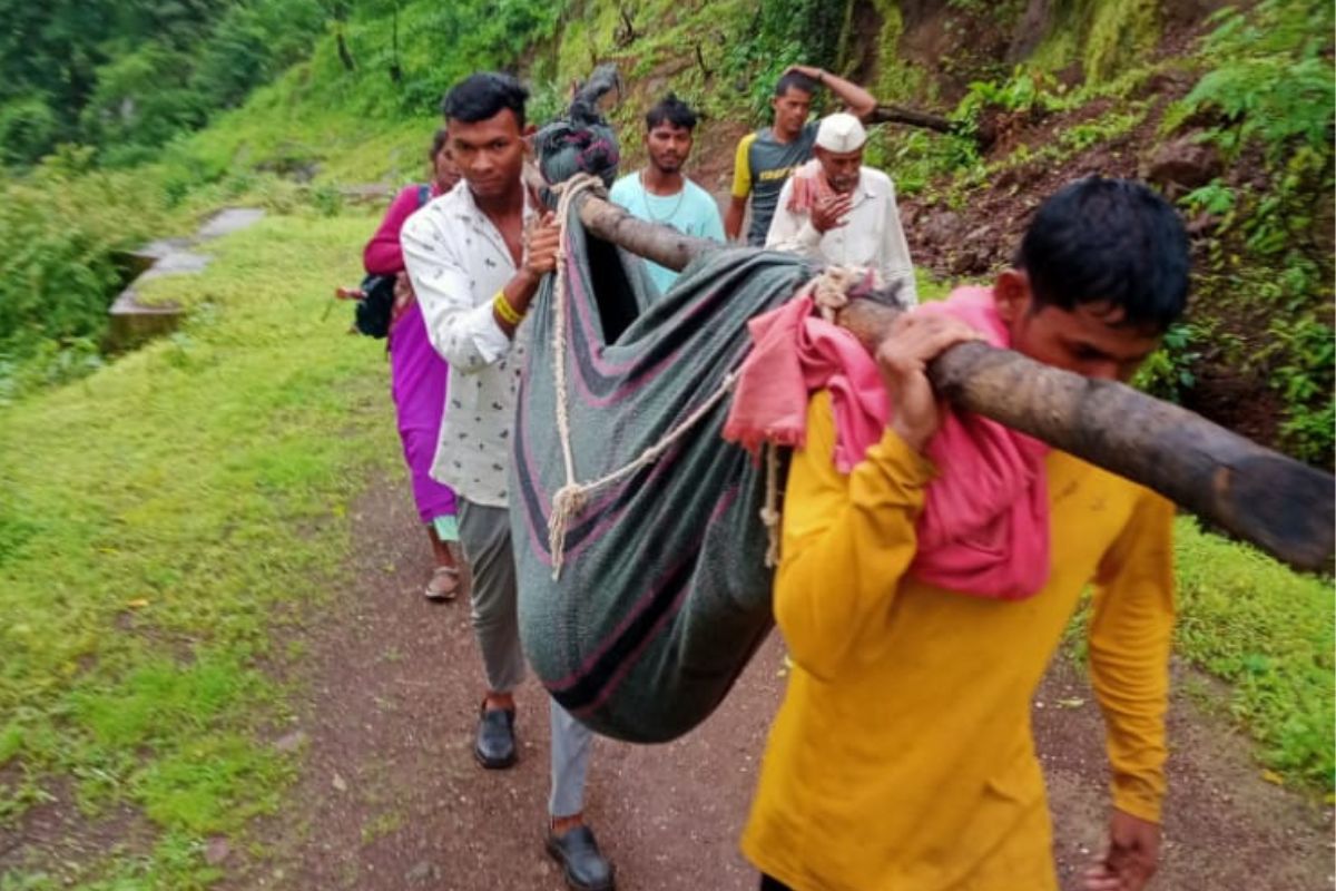 VIDEO:..अन् शेवटी ब्लँकेटची झोळी करून गरोदर महिलेला रुग्णालयात नेलं; नाशिकमधील मनाला चटका लावणारं दृश्य