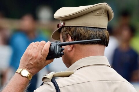 केरळमध्ये पोलिसांना भाड्याने ठेवले जाते. तुम्हाला फक्त पोलीस भाड्याने घेण्यासाठी ठरलेली रक्कम मोजावी लागेल. एवढंच नाही तर तुम्हाला हवं असल्यास तुम्ही संपूर्ण पोलीस स्टेशन भाड्याने घेऊ शकता (Police on Rent)
