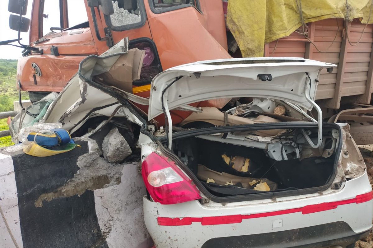 लग्नासाठी पुण्याहून बीडला निघाले; पण मृत्यूनं रस्त्यात गाठलं, 6 जणांचा मृत्यू