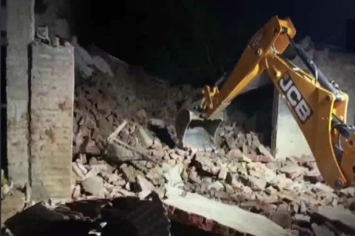 अनियंत्रित ट्रक थेट घरात घुसला; चौघांचा जागीच मृत्यू, पती-पत्नीवर झोपेतच काळाचा घाला