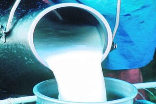 सर्वसामान्यांना आणखी एक झटका! राज्यात दुधाच्या दरात पुन्हा वाढ, किती रुपयांनी महागलं दूध?