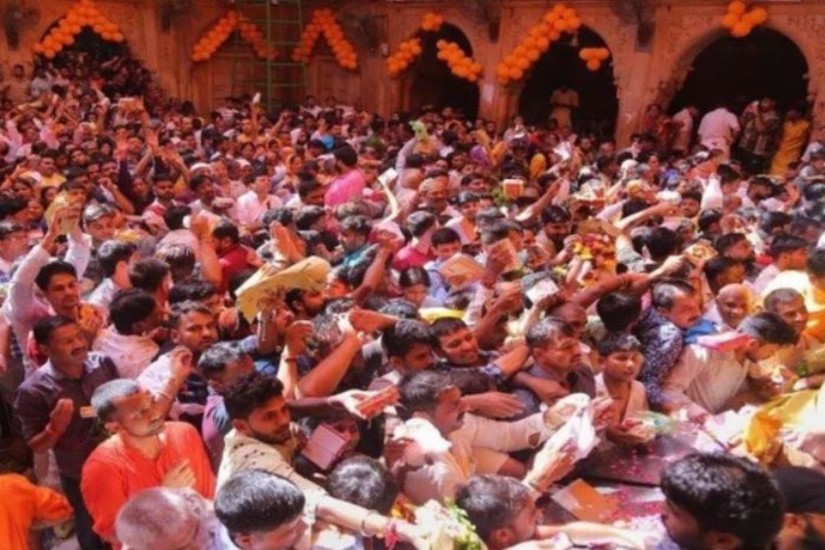 जन्माष्टमीदिवशी मोठी दुर्घटना; आरतीसाठी जमलेल्या गर्दीमुळे गुदमरून दोघांचा मृत्यू, अनेकजण बेशुद्ध