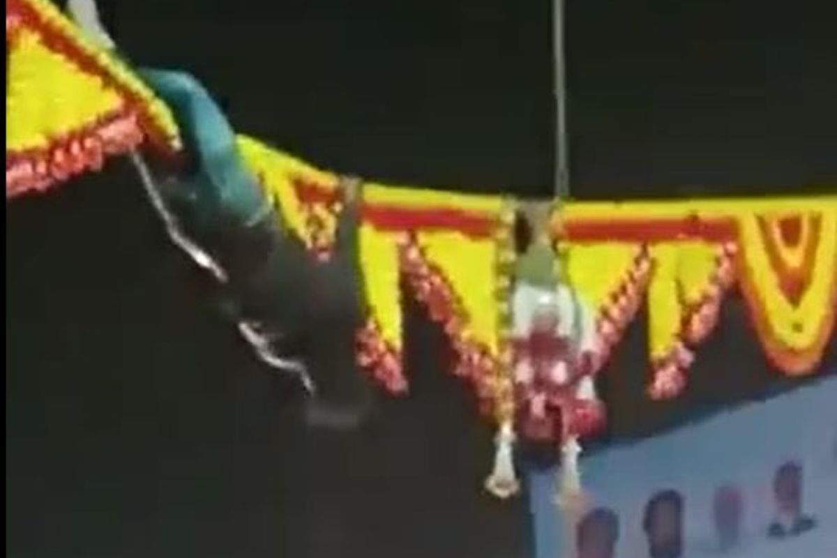 VIDEO: फुलांची माळ धरू मद्यपी भरभर वर चढला अन् डोक्याने फोडली हंडी, गोविंदाही चक्रावले