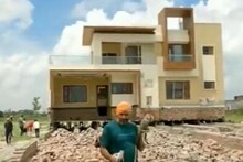 महामार्गात ठरत होतं अडथळा; शेतकऱ्याने दीड कोटीचं घरच उचलून बाजूला ठेवलं, VIDEO