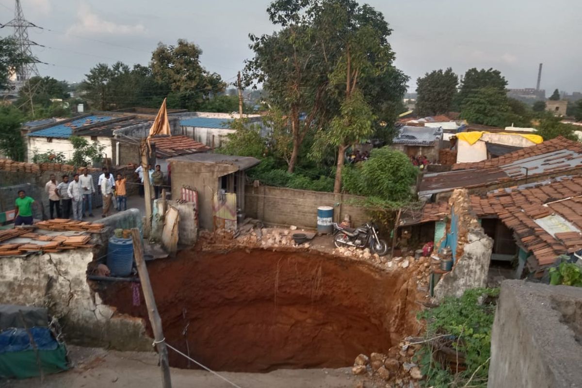 आधी हालचाल जाणवली अन् मग क्षणार्धात राहातं घर 70 फूट जमिनीत गेलं, चंद्रपूरमधील घटनेचा Live Video