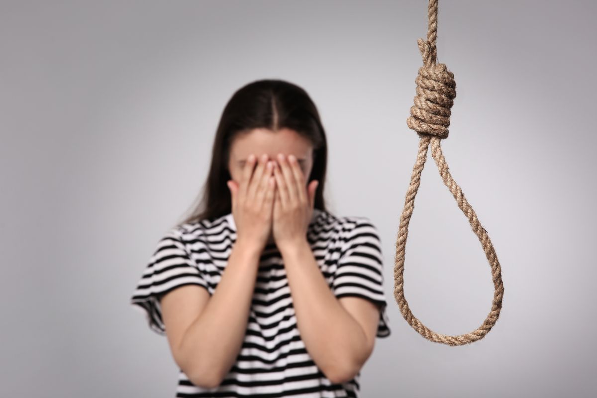 चिंताजनक! देशात आत्महत्येचं प्रमाण वाढलं; 55 वर्षांतील सर्वाधिक आत्महत्यांची नोंद 2021 मध्ये, महाराष्ट्र अव्वल