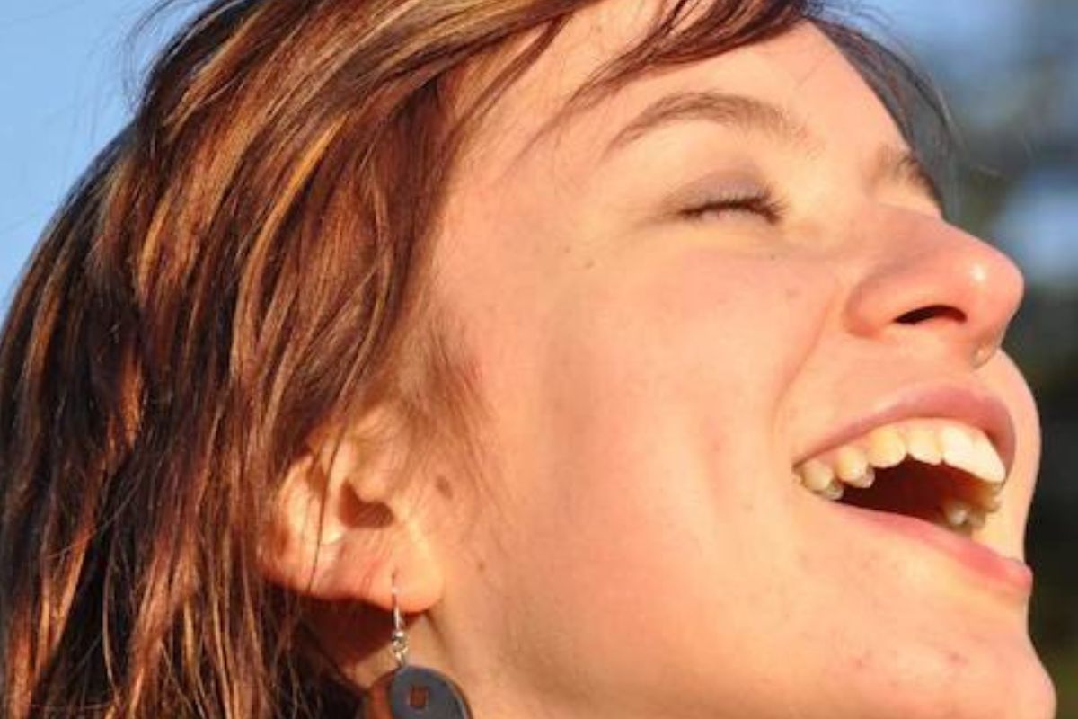 हसणं शारिरिक आणि मानसिक आरोग्यासाठी अतिशय फायदेशीर; काय सांगतात संशोधक?