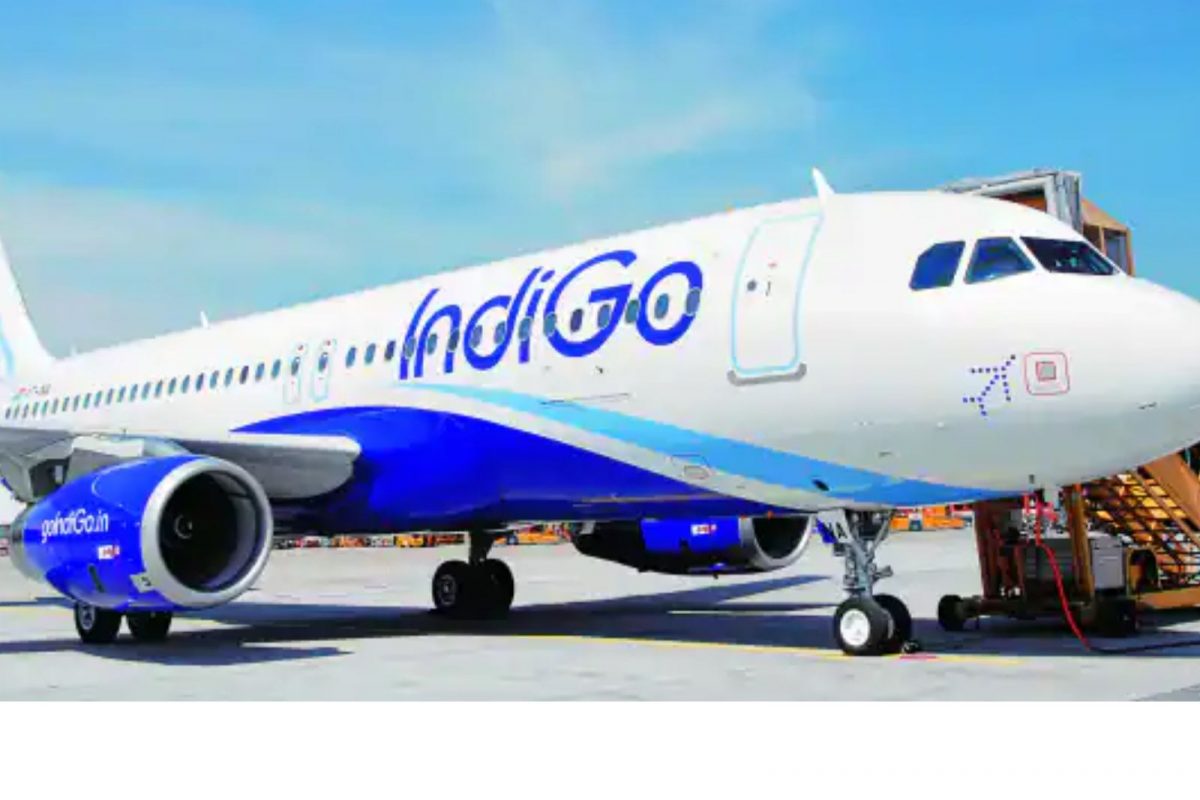 प्रेमी जोडप्याचं चॅटिंग पाहून महिला घाबरली; मुंबईला जाणारं विमान 6 तास झालं लेट