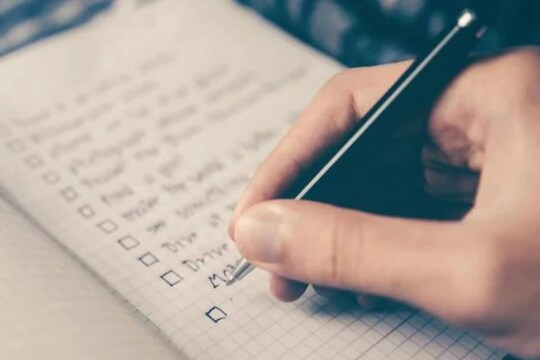 ऑगस्ट महिना संपण्याआधी पूर्ण करा 'ही' कामं; आर्थिक नुकसान होणार नाही