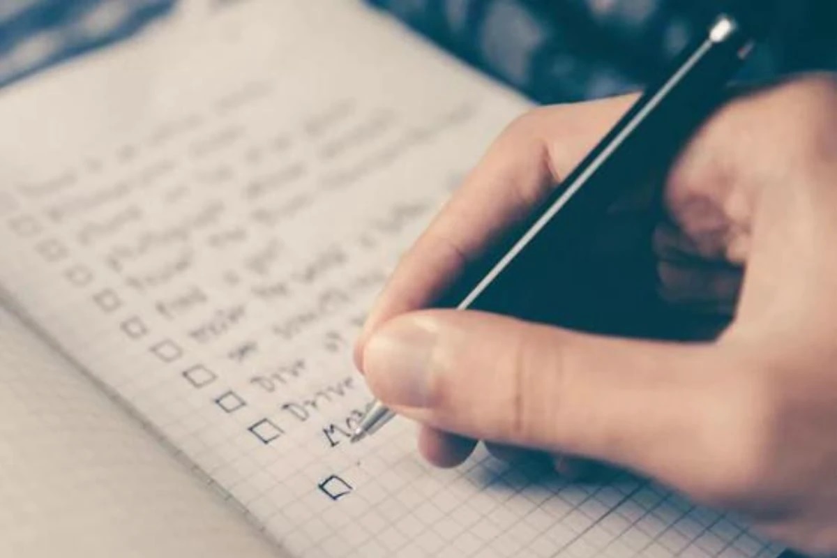 ऑगस्ट महिना संपण्याआधी पूर्ण करा 'ही' कामं; आर्थिक नुकसान होणार नाही