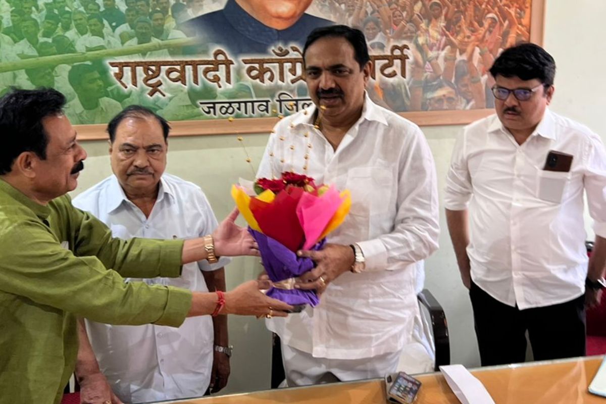 जळगाव येथील राष्ट्रवादी काँग्रेस कार्यालयात प्रदेशाध्यक्ष जयंत पाटील यांच्या उपस्थितीत राष्ट्रवादी काँग्रेसची बैठक पार पडली.