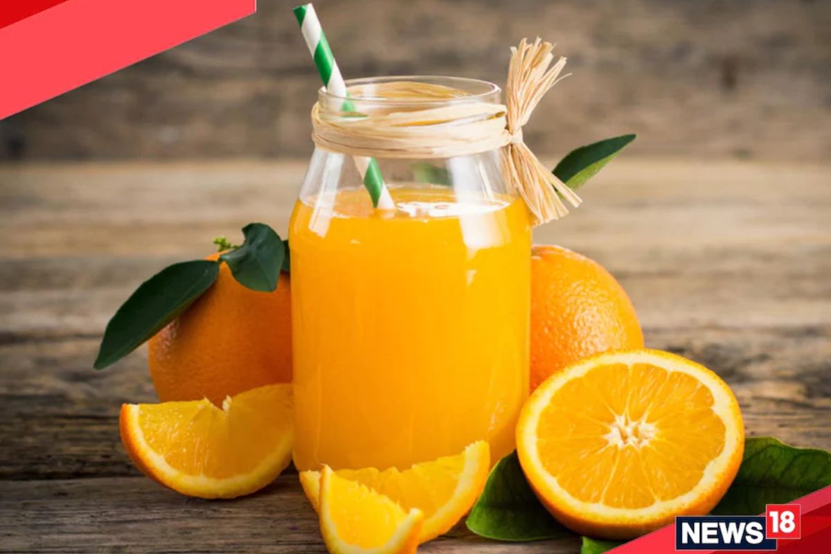 संत्र्याचा रस : Eatthis.com मध्ये प्रसिद्ध झालेल्या एका बातमीनुसार, तुमचे वय 50 पेक्षा जास्त असेल तर तुम्ही ताजे संत्र्याचा रस प्यावा. व्हिटॅमिन डी समृद्ध संत्र्याचा रस हाडांचे आरोग्य राखण्यासाठी एक उत्तम पर्याय आहे. 