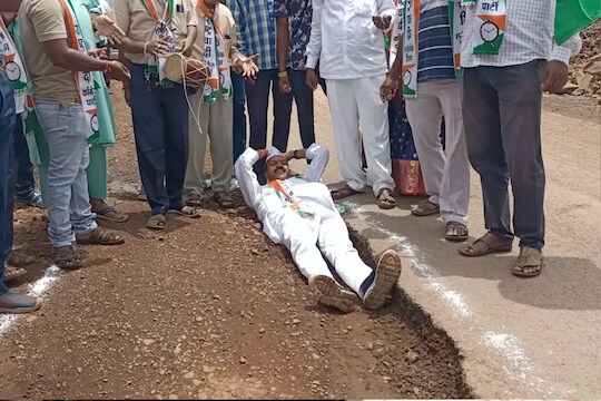  मुंबई-गोवा महामार्गावर खड्ड्यांचे साम्राज्य पसरले आहे. अनेक ठिकाणी महामार्ग खचला असून अनेक अपघात होऊ लागले आहेत.