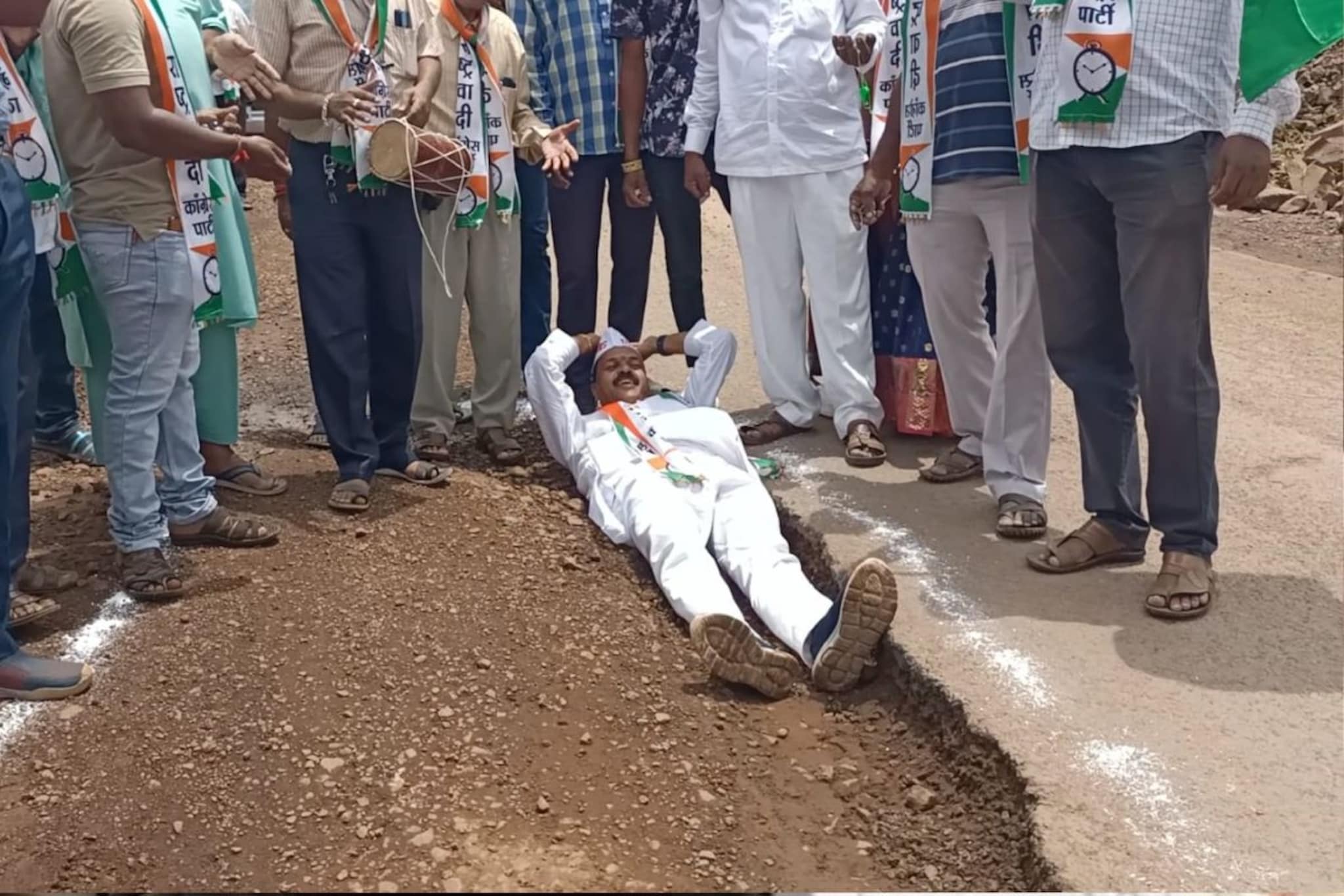 मुंबई गोवा महामार्गावर माजी आमदार झोपले खड्ड्यात VIDEO, राष्ट्रवादीचे  आंदोलन