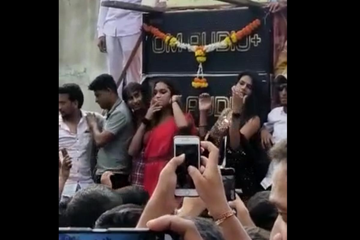 संतापजनक म्हणजे, छत्रपती शिवाजी महाराज आणि शाहू महाराज यांच्या पोस्टर समोरच हे सगळे कृत्य सुरू होते.