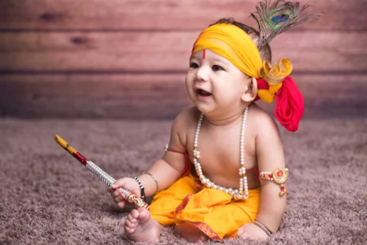 Janmashtami 2022 : जन्माष्टमीला तुमच्या चिमुकल्यांना असे बनवा कृष्ण, पाहणाऱ्याला पडेल भूरळ