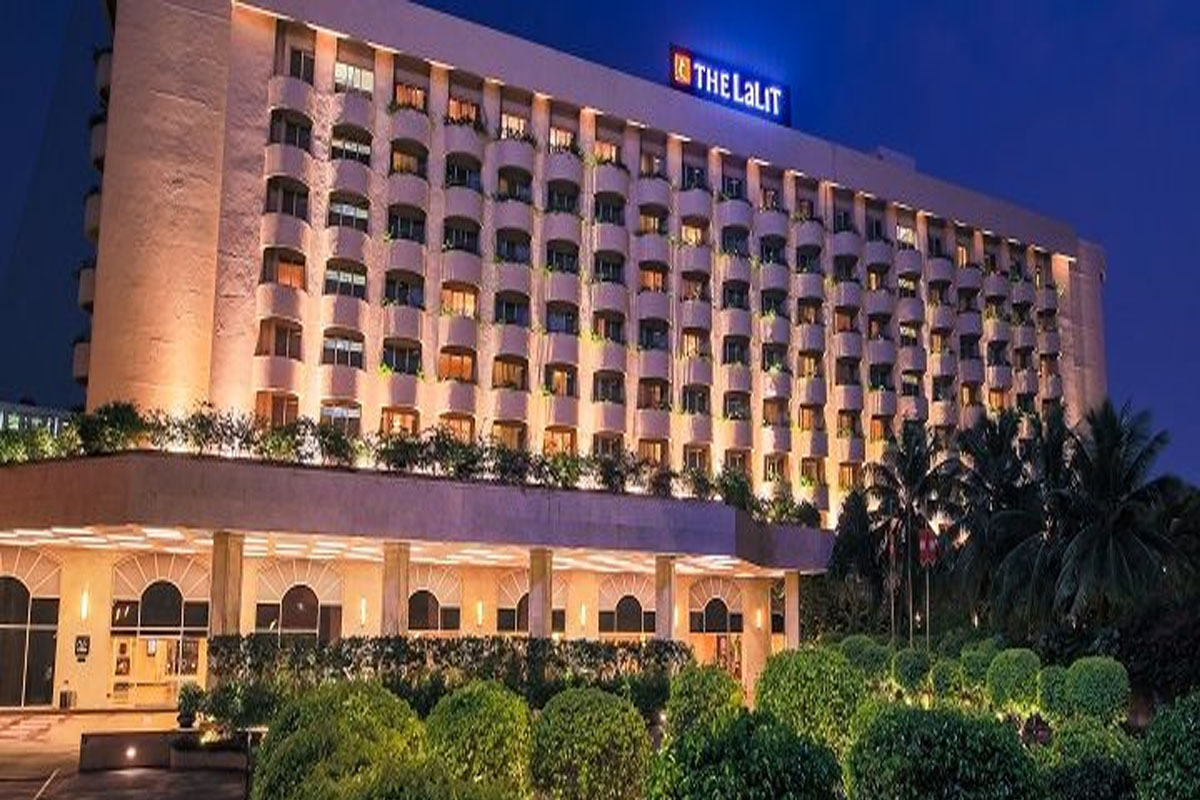 हॉटेलमध्ये चार ठिकाणी बॉम्ब ठेवले आहे, जर बॉम्बचा स्फोट घडवायचा नसेल तर 5 कोटींची खंडणी मागितली होती