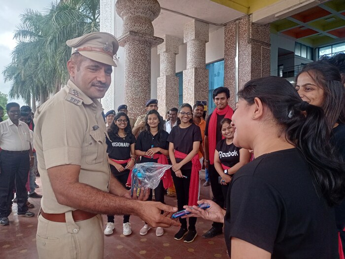 'सर्वांनी रक्त डोनेट करा मानवतेला प्रमोट करा,' या घोषवाक्यासह या विद्यार्थ्यांनी सादर केलेल्या पथनाट्याला औरंगाबादकरांनी चांगला प्रतिसाद दिला. रेल्वे स्टेशन पोलीस अधिकाऱ्यांनी बक्षीस देऊन पथनाट्य सादर करणाऱ्या सर्व कलाकारांना प्रोत्साहन दिले.