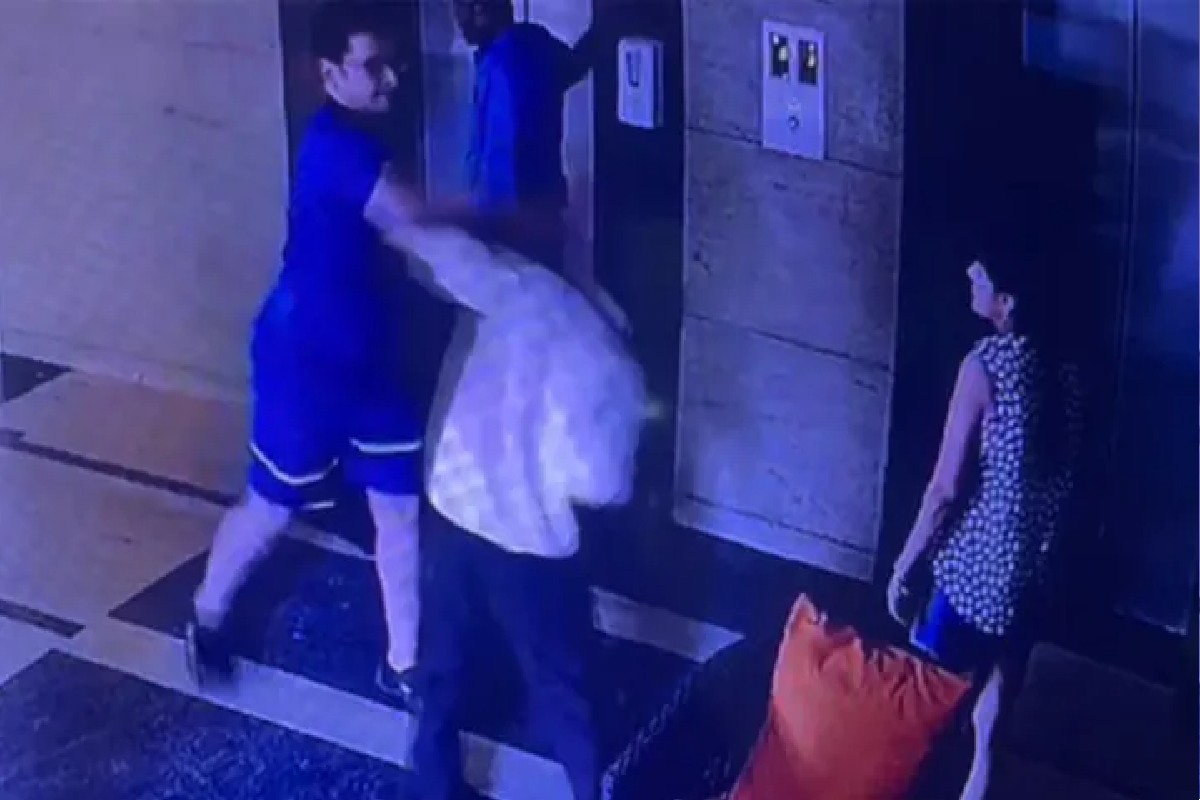 लिफ्टमध्ये अडकल्यानं संतापला तरुण, बाहेर पडताच सुरक्षारक्षकाला मारहाण! पाहा VIDEO