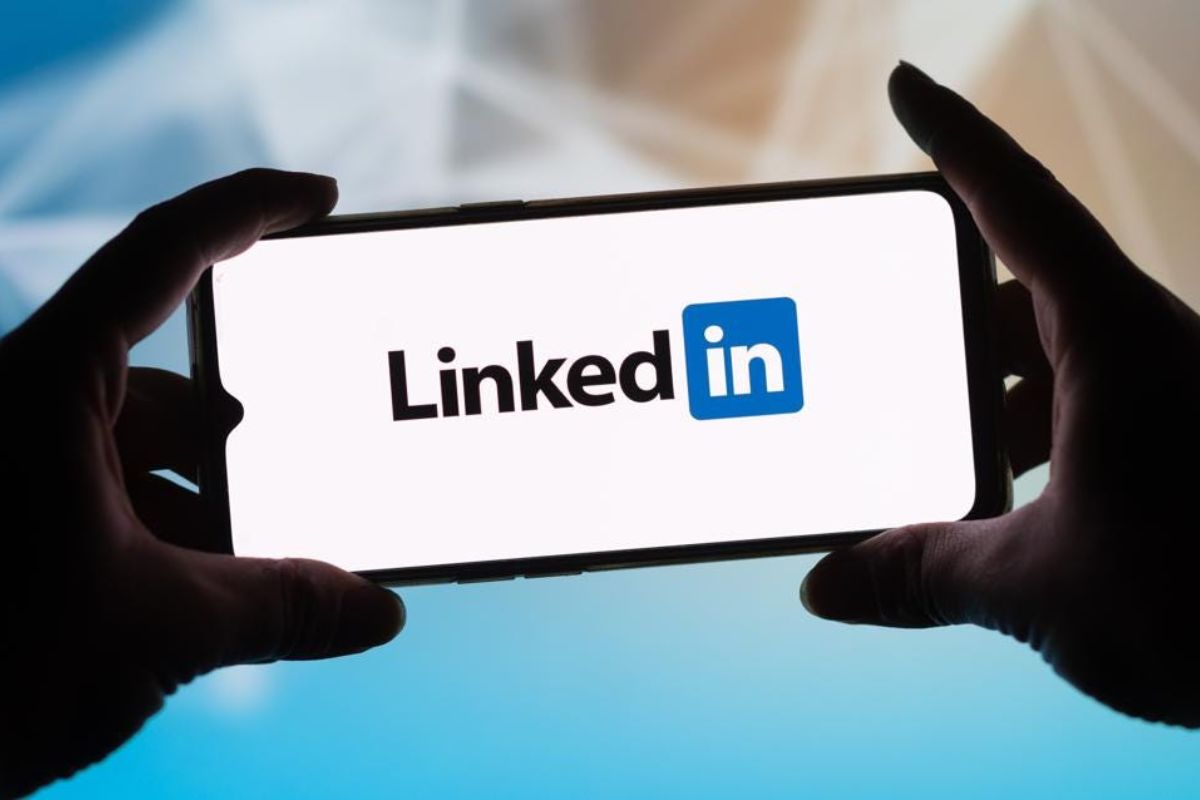 LinkedIn वापरत असाल सावधान