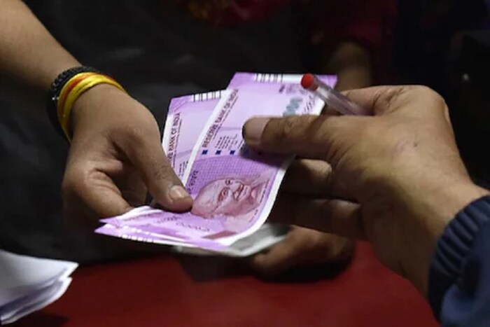 कोरोना महामारीमुळे देशात आतापर्यंत लाखो लोकांनी आपला जीव गमावला आहे. अनेक कुटुंबातील कमावत्या व्यक्तीच्या मृत्यूमुळे त्यांना आर्थिक स्तरावर कठीण आव्हानांचा सामना करावा लागत आहे. यापैकी अनेक कुटुंबे आहेत ज्यात मृत व्यक्तींनी गृहकर्ज किंवा क्रेडिट कार्डचे देणे भरले नाही. आता बँकेची ही थकबाकी कोण भरणार हा मोठा प्रश्न या अनेकांच्या मनात असतो. उरलेल्या कर्जाची परतफेड उत्तराधिकार्‍याने करावी की आणखी काही नियम आहे?