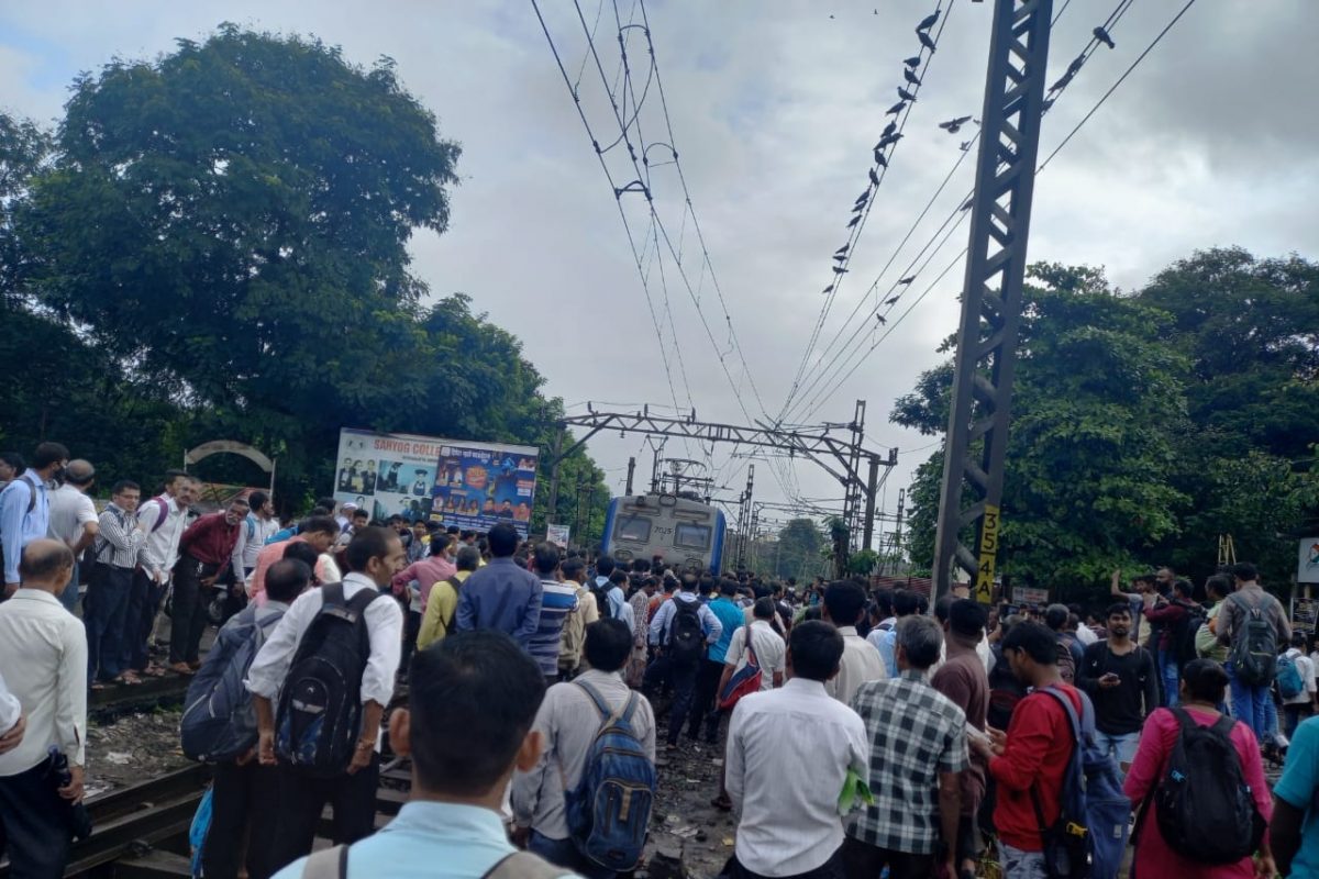 कळवा स्थानकात संतापलेल्या प्रवाशांनी रोखली लोकल, नेमकं काय घडलं