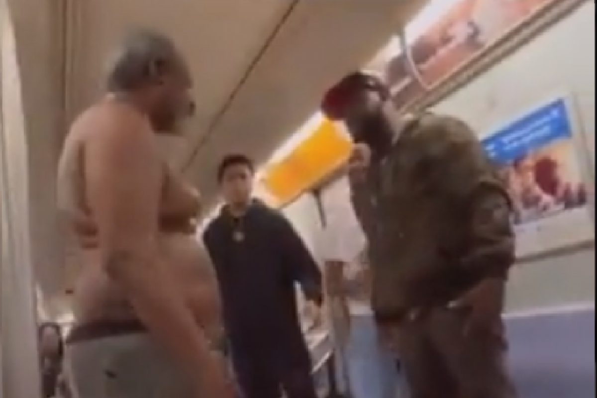 मेट्रोतच प्रवाशाचं नको ते कृत्य, प्रवाशी संतप्त.