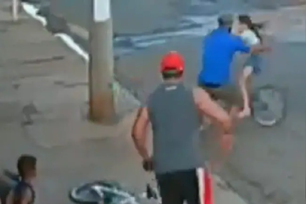 मुलीला वाचवण्यासाठी बाबा बनले Superhero, Video मध्ये पाहा कसा वाचवला जीव