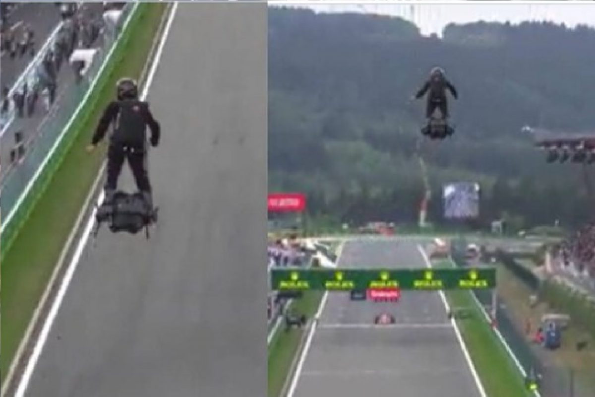 कार रेसिंगमध्ये हवेत उडणारा माणूस.