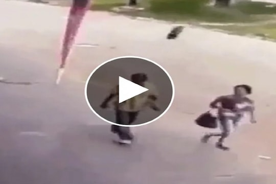 Shocking! रस्त्यावर चालता-बोलता धडधाकट व्यक्तीवर कोसळला मृत्यू; थरारक LIVE VIDEO