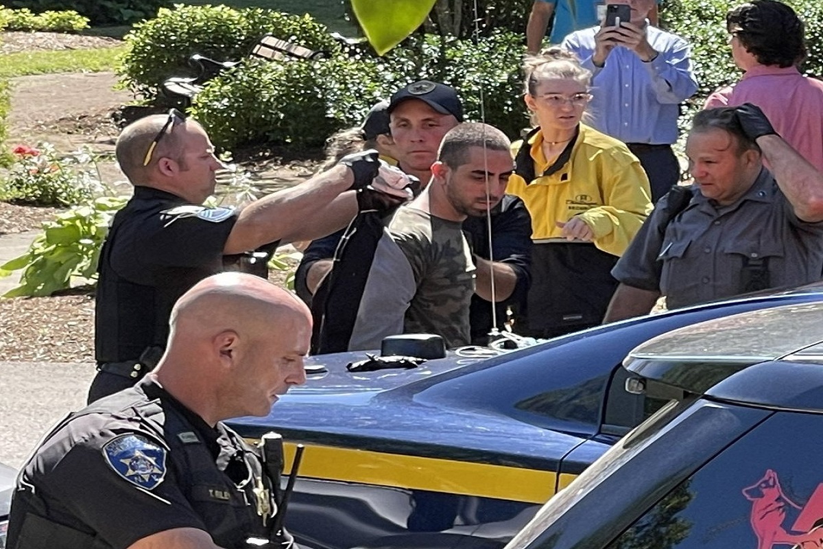 कोण आहे Hadi Matar? ज्याने केलाय सलमान रश्दींवर हल्ला? नेमकं काय कारण