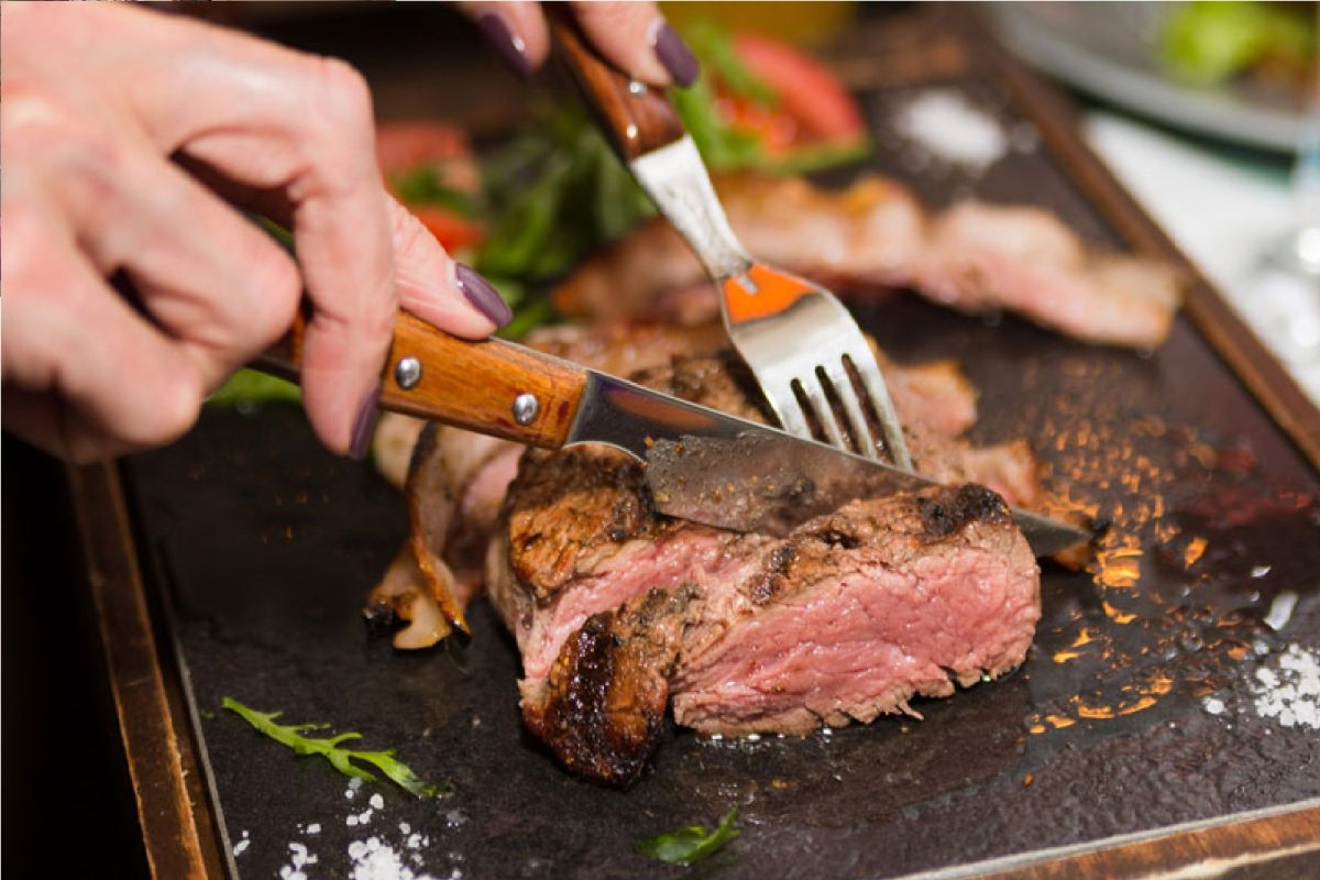 मांसाचा तुकडा खाताच तरुणाचा श्वास गुदमरला. (प्रतीकात्मक फोटो)