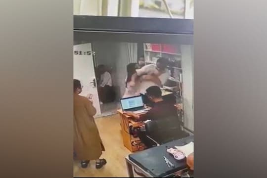 मुलीच्या लाजीरवाण्या कृत्यापुढे मुख्यमंत्री असलेल्या बापाने टेकले गुडघे