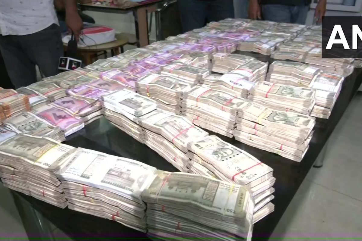 इंजिनियर निघाला कुबेर! नोटा मोजून अधिकाऱ्यांनाही फुटला घाम, पाहा VIDEO