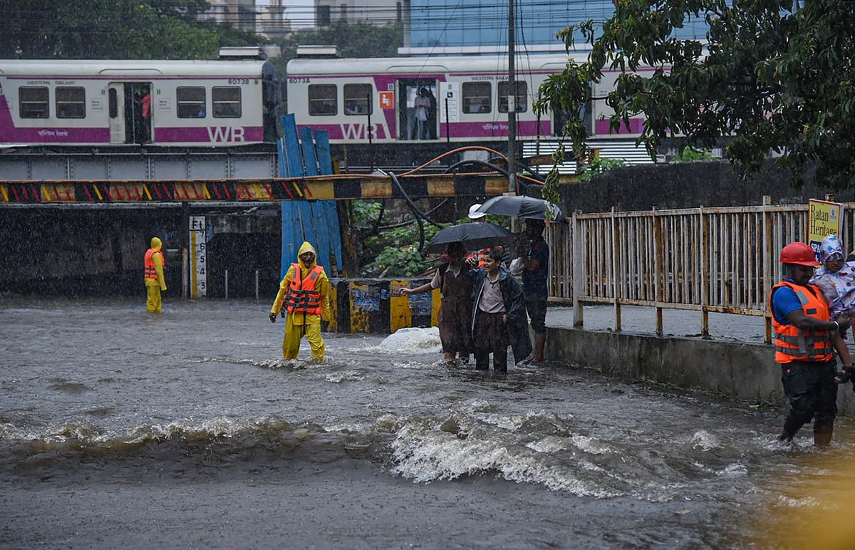 Mumbai Thane Rain Update : मुंबई, ठाण्यासह उपनगरात मुसळधार, लोकल सेवा विस्कळीत